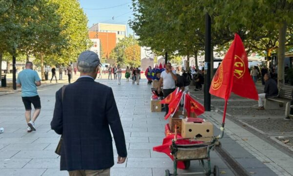 Shitësit e flamujve mbushin sheshet e Prishtinës, para protestës së OVL-UÇK-së