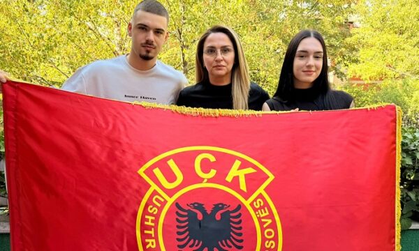 Shqipe Selimi: Nën hijen e këtij flamuri, gjithmonë krenarë, gjithmonë të fortë