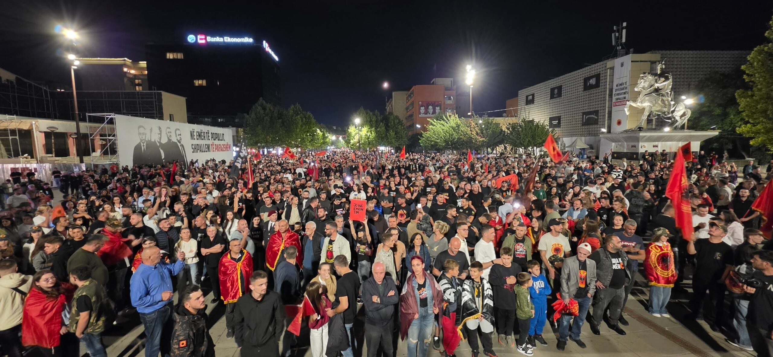 Reuters për protestën në Prishtinë: Mijëra njerëz morën pjesë kundër dënimit të ish-krerëve të UÇK-së