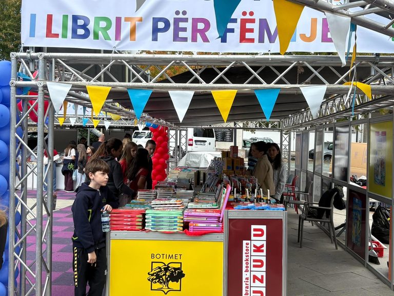 Nxënësit nga Panairi i Librit: Na pëlqejnë librat për historinë sepse mësojmë për UÇK-në