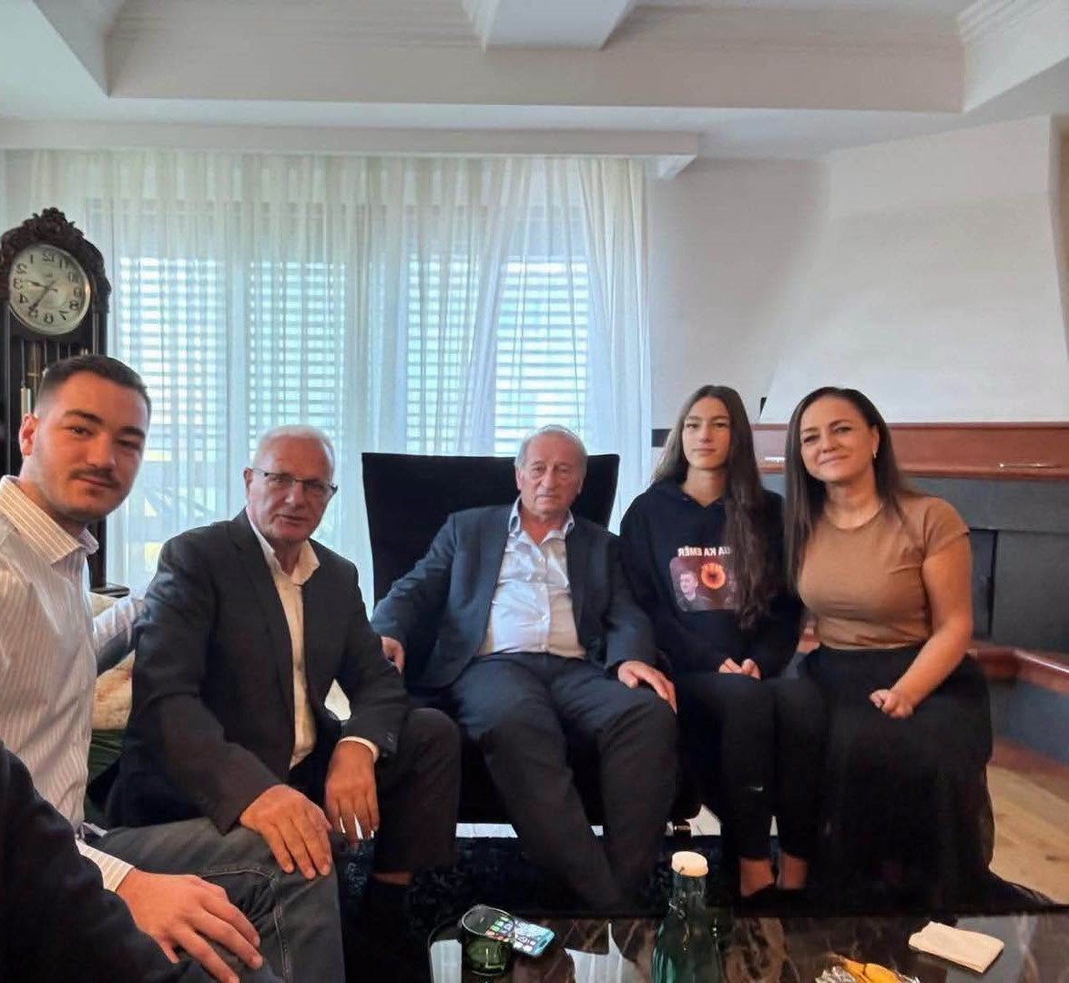 Grabovci viziton familjet e krerëve të UÇK-së: Ishim bashkë në të kaluarën, jemi bashkë sot dhe gjithmonë