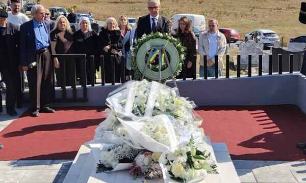 Ambasadori gjerman bën homazhe te varri i Afrim Bunjakut: E domosdoshme të vihet drejtësia pa vonesa