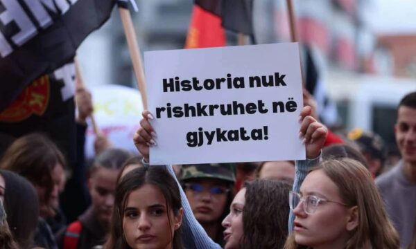 ‘‘Jo në emrin tim’’, Liria ka Emër ndan foto nga protestat në Vushtrri, Gjilan e Suharekë, shihen numër i madh pjesëmarrësish