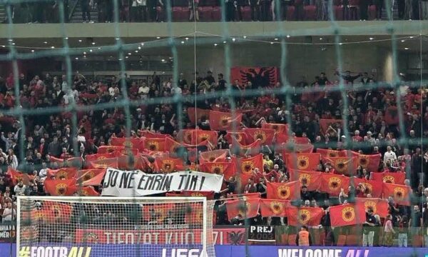 “Jo në emrin tim” edhe në Tiranë, tifozët shqiptarë i dalin në mbrojtje UÇK-së