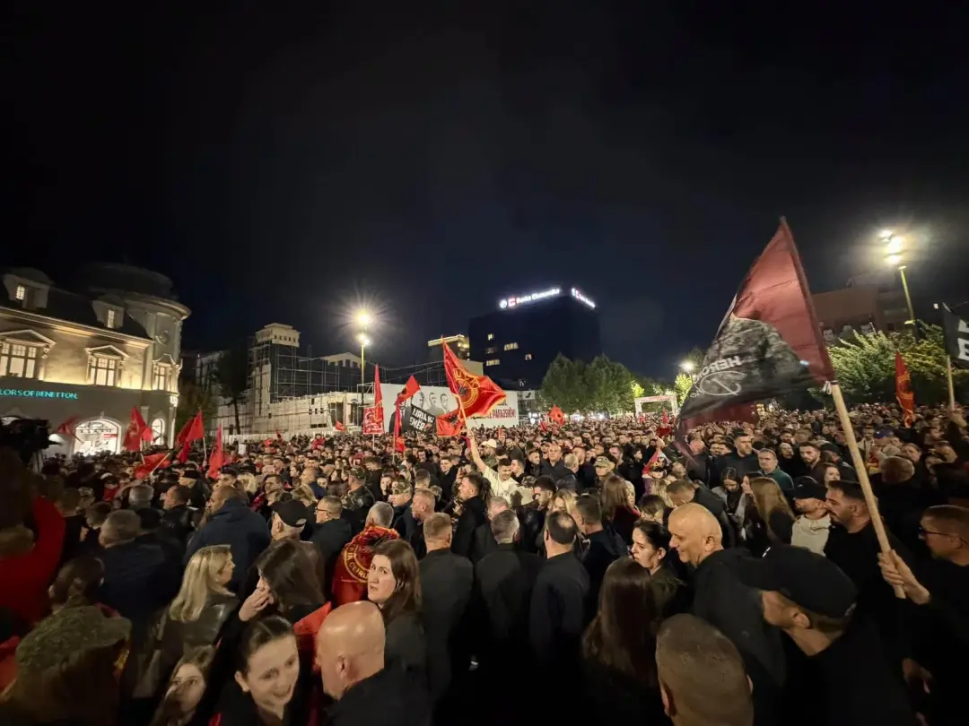 “Unë jam vajza e 17 Shkurtit të Pavarësisë” – protestuesja me mesazh në protestën për çlirimtarët