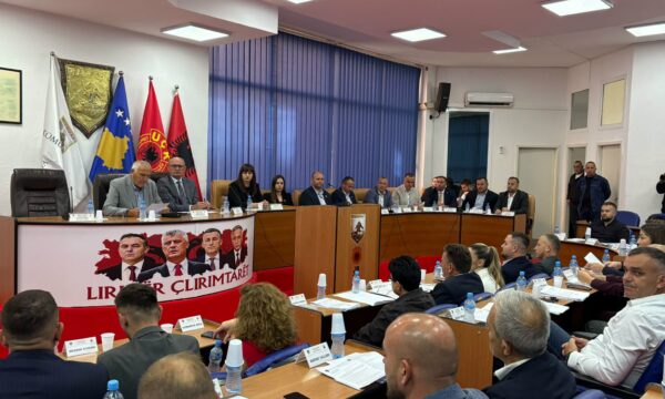 Komuna e Ferizajt miraton Deklaratë kundër vendimit të Hagës, LDK’ja s’e voton, e lëshon sallën
