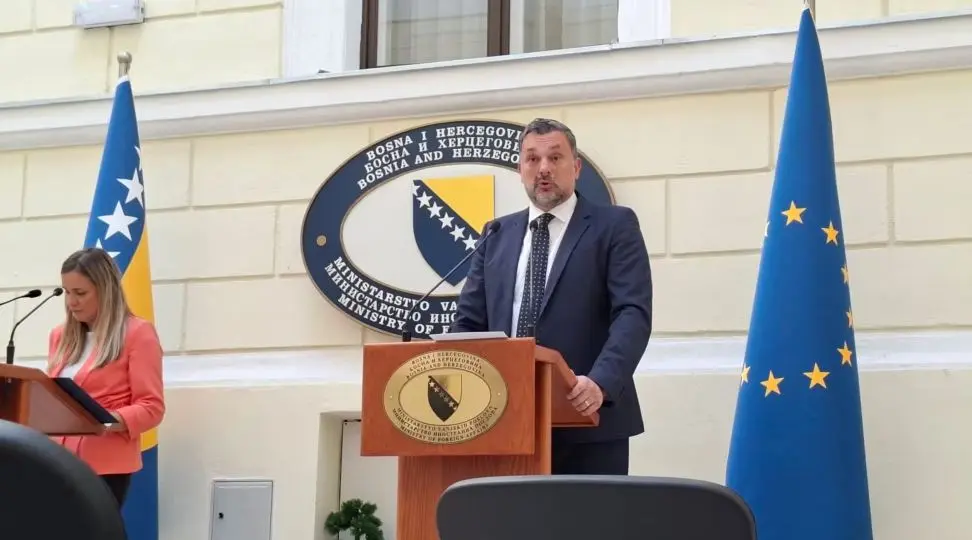 Bosnja dëbon dy diplomatë serbë për shkak të madhështimit të Mlladiqit