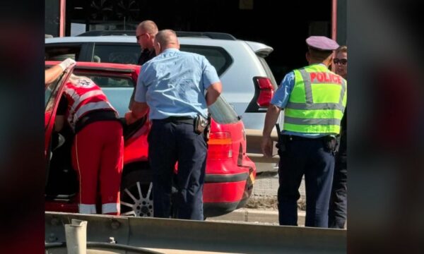 Një personit i jepet ndihma e shpejtë në veturë te rrethi i Çagllavicës, policia na vend të ngjarjes