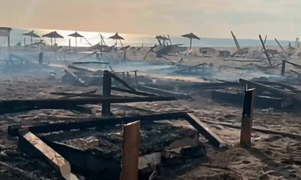 Zjarr i madh në Plazhin e Madh të Ulqinit, flakët përfshijnë shezlongët
