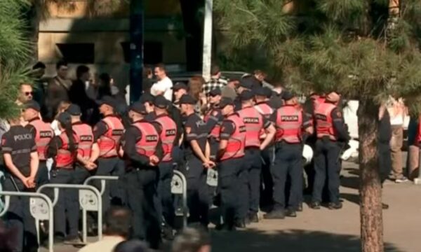Përplasje te Ministria e Brendshme, shoqërohen disa protestues, mes tyre Dritan Goxhaj