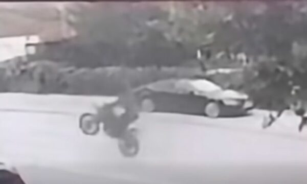 22-vjeçari kryen veprime të rrezikshme me motoçikletë në Shtime, policia e gjobit me 500 euro
