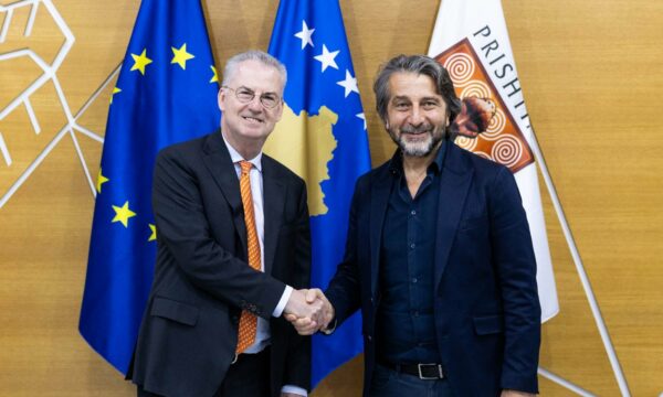 Ambasadori i BE-së takohet me Ramën: Mbështetja për zhvillimin e Prishtinës ishte në qendër të takimit