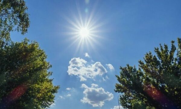 Diell, vranësira dhe erë e fortë – kështu do të jetë moti sot