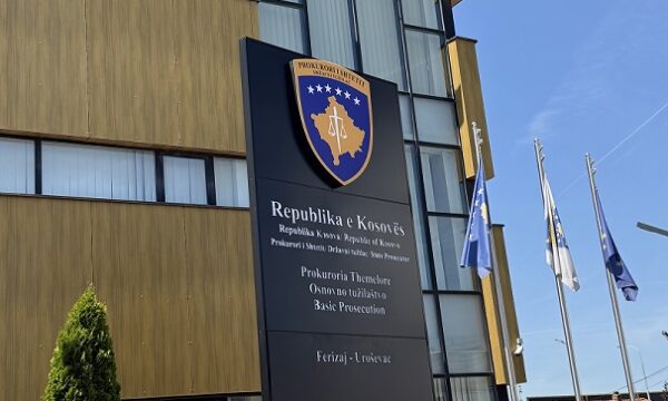 Kërkohet paraburgim ndaj dy personave në Ferizaj për shitblerje të rreth 5.5 kg narkotikëve dhe armëmbajtje pa leje