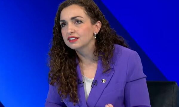“Duhesh me u ndalë”: Vjosa Osmani nervozohet me pyetjet e gazetarit Adriatik Kelmendi
