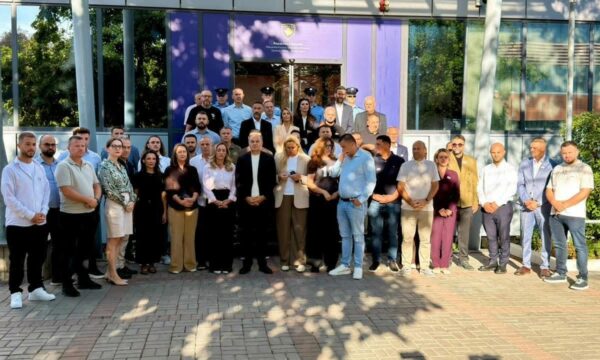 PDK dhe Aleanca në protestë para Qeverisë: Kurti po e mban peng shtetin