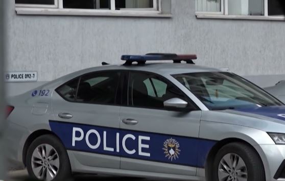 Theret me thikë një person në Viti, një i dyshuar arrestohet – tjetri në arrati