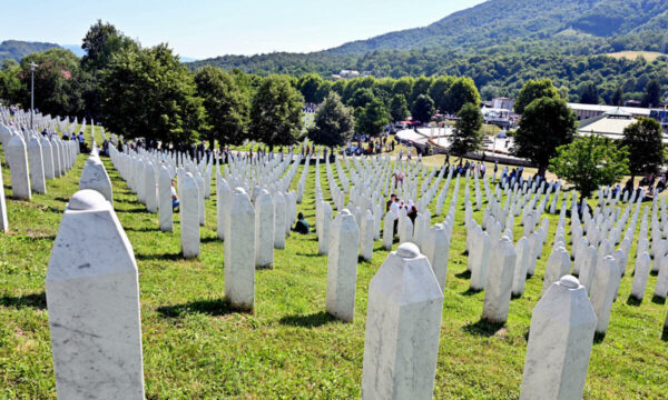 “Ta lavdërosh Mlladiqin në Srebrenicë është si t’i qeshësh familjes së viktimës në fytyrë”