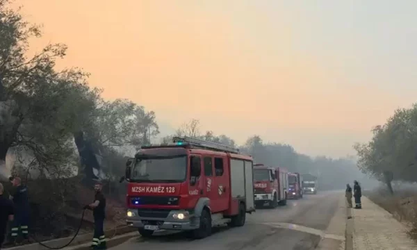 Orë tmerri për Himarën, disa banesa të shkrumbuara, nis ndërhyrja nga ajri mëngjesin e sotëm