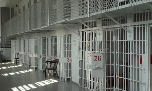 I burgosuri sulmon dy zyrtarë korrektues në Burgun e Sigurisë së Lartë, i hedhin sprej për ta futur në kontroll