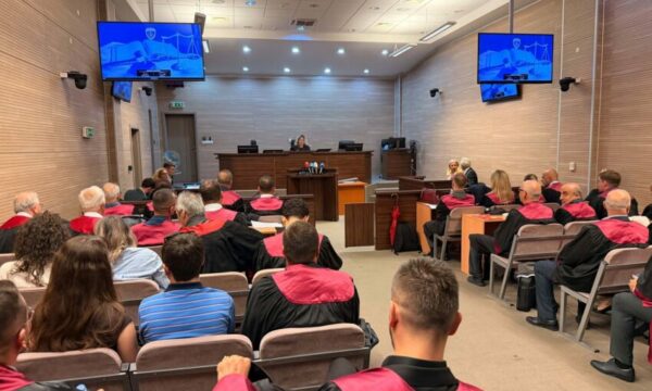 Nis seanca fillestare për Masakrën e Mejës, 53 të akuzuarit gjykohen në mungesë