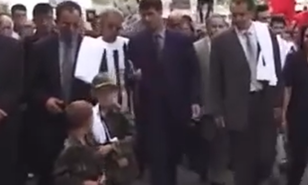 Si fëmijë marshonte krah Hashim Thaçit, sot Çlirim Haziri marshon për të dhe shokët e tij (Video)