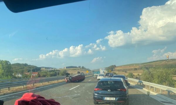 Vetaksident në autostradën “Ibrahim Rugova”, vetura përfundon e kthyer mbrapshtë