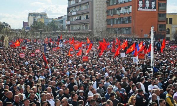 Policia merr masa sigurie për marshin në shesh, bllokohen për qarkullim disa rrugë kryesore