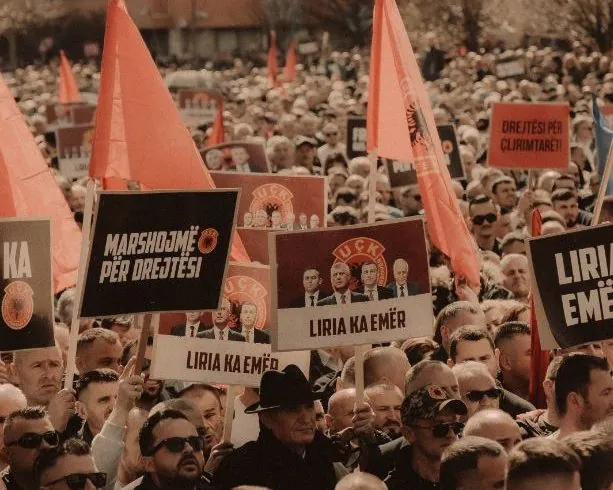ARRATISJE NGA LIRIA Kosova në këmbë për ish-krerët e UÇK-së në Hagë, Vetëvendosja e Albin Kurtit asnjë fjalë për “Marshin për Liri”