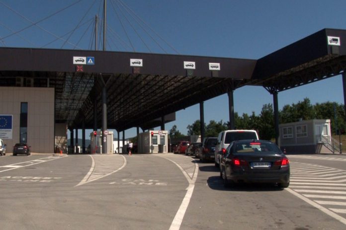 Kufiri u “çlirua” nga kolonat, pritjet deri në 10 minuta