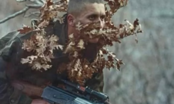 “Ditari i një fotografi të luftës” hapet në Prishtinë, ekspozitë në nderim të luftës së UÇK-së