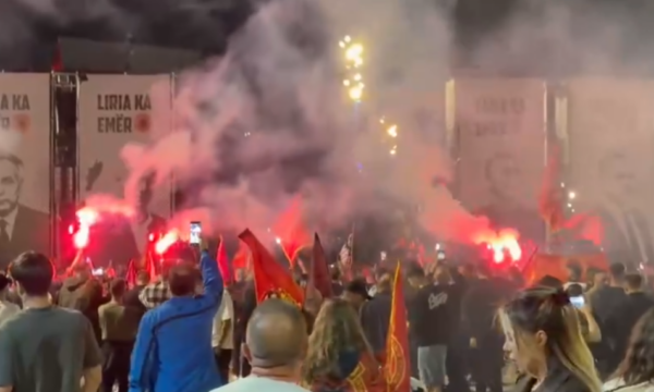 ‘‘Jo në emrin tim’’, protestuesit ndezin flakadan nën thirrjet ‘‘UÇK’’, mijëra pjesëmarrës
