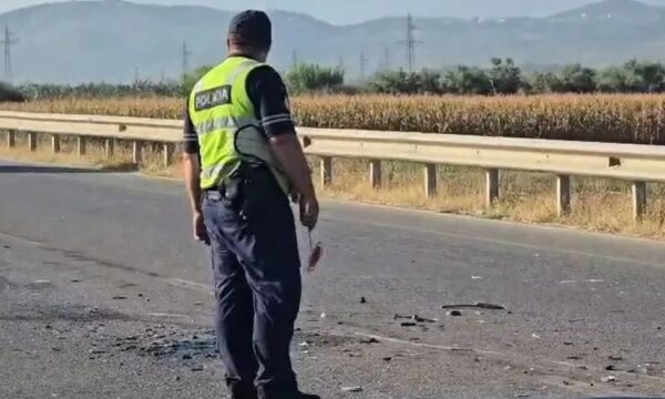 Ia mori babait makinën pa leje, u përfshi në aksident tragjik: 16-vjeçari humb jetën në Pezë, plagoset shoku i tij
