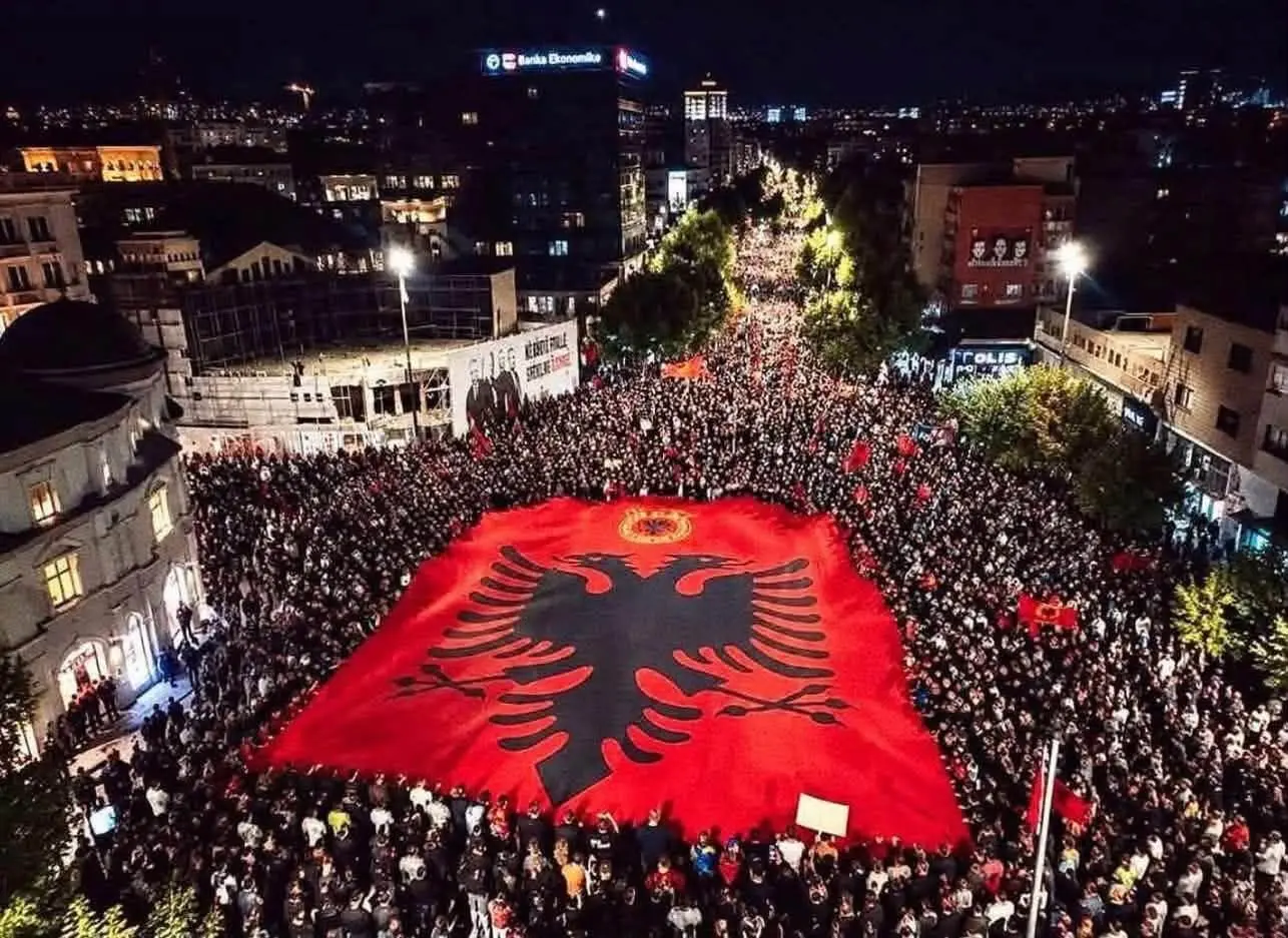 Nata e nëntë e protestës, qytetarët mblidhen te “Skënderbeu”