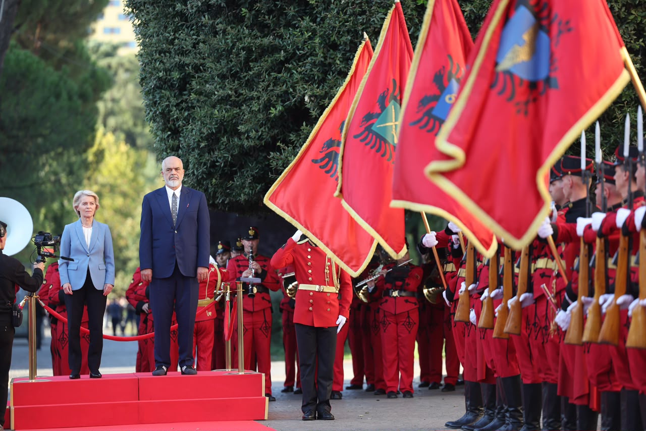 Ursula von der Leyen në Tiranë, pritet me ceremoni zyrtare nga Rama