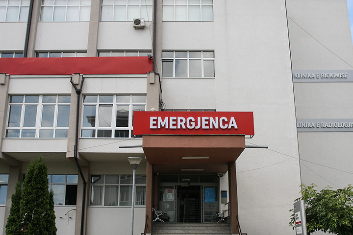 E rëndë në Prishtinë: 11-vjeçarja goditet nga një Mercedes, përfundon pa vetëdije në QKUK – shoferi ndalohet për 48 orë