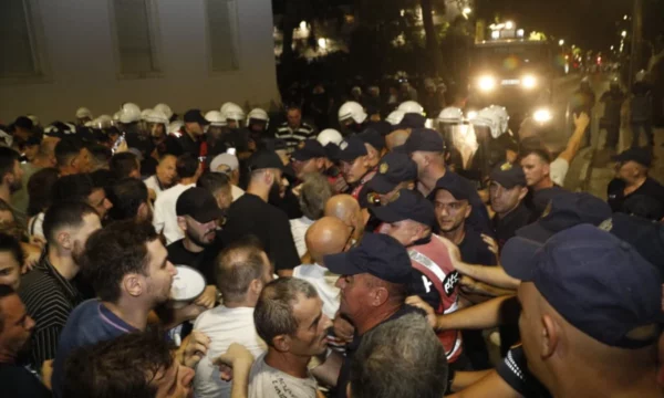 Gjykata e Tiranës liron 14 protestuesit e arrestuar më 1 shtator