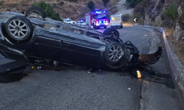 Aksident i rëndë në Himarë, automjeti përmbyset në rrugë