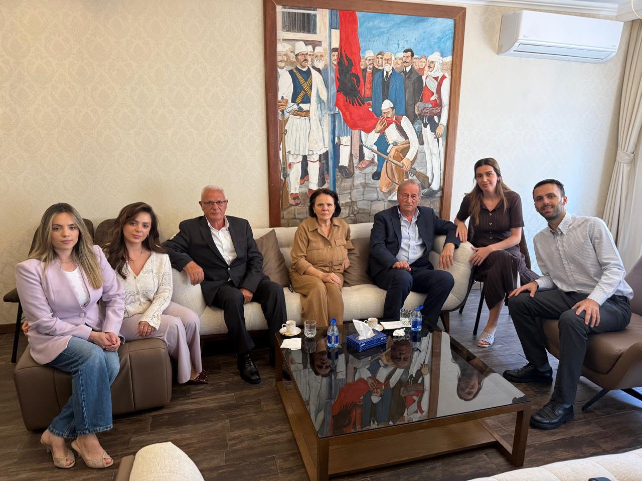 Azem Syla viziton familjet e Thaçit, Krasniqit dhe Veselit: Përkrahje dhe solidaritet për bashkëluftëtarët