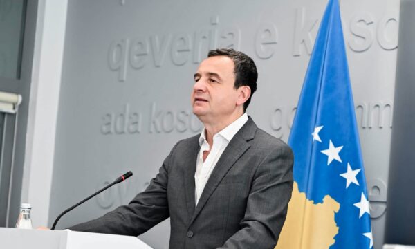 Kurti: Nderimet për Mlladiqin, vështirë të flitet për pendesë e distancim nga krimet
