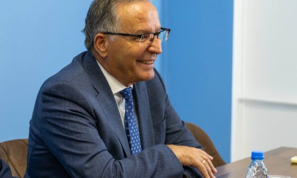 Hamza takohet me ambasadorin e ri të BE-së, diskutojnë integrimin evropian dhe sfidat