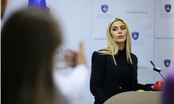 Blerta Deliu i reagon Gërvallës: Dje Kosova u trondit, ti heshte
