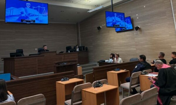 Gjobiten me nga 500 euro dy avokatët që munguan në gjykimin për barrikadat në veri më 2022, dështon seanca