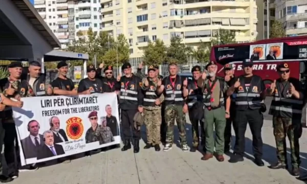 Disa ish-luftëtarë të UÇK-së shkojnë në Durrës me mesazhe mbështetjeje dhe vetëpërmbajtjeje