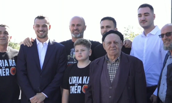 Djali i Thaçit, i Veselit e ai i Krasniqit vizitojnë familjen e Afrim Bunjakut në trevjetorin e vrasjes së tij