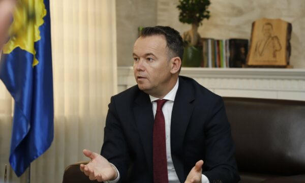 Peci: Protesta e komunave ka agjendë politike, qindra milionë euro obligime nuk janë të Qeverisë Kurti