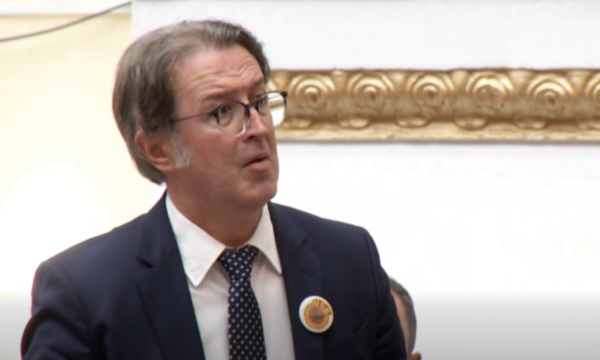 Deputeti shqiptar Alizoti në Kuvend me stemën e UÇK ‘së: Duhet të votojmë Rezolutën për gjenocidin serb