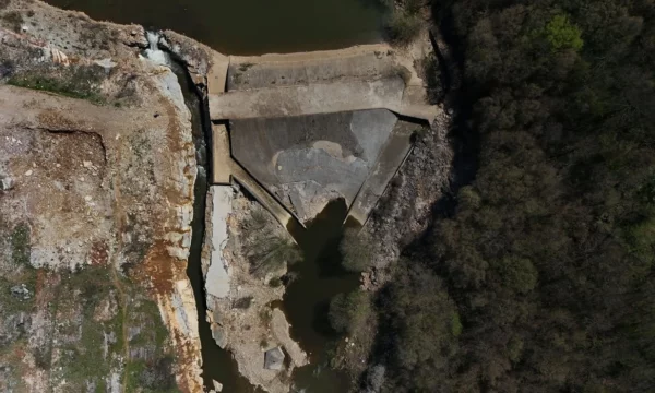 Për herë të parë në Kosovë, nis heqja e një dige për rikthimin e rrjedhës së lirë të lumit
