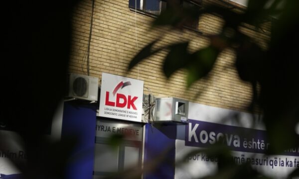 A u konsultua Abdixhiku me deputetët e partisë për presidentin? – Flet anëtari i LDK-së