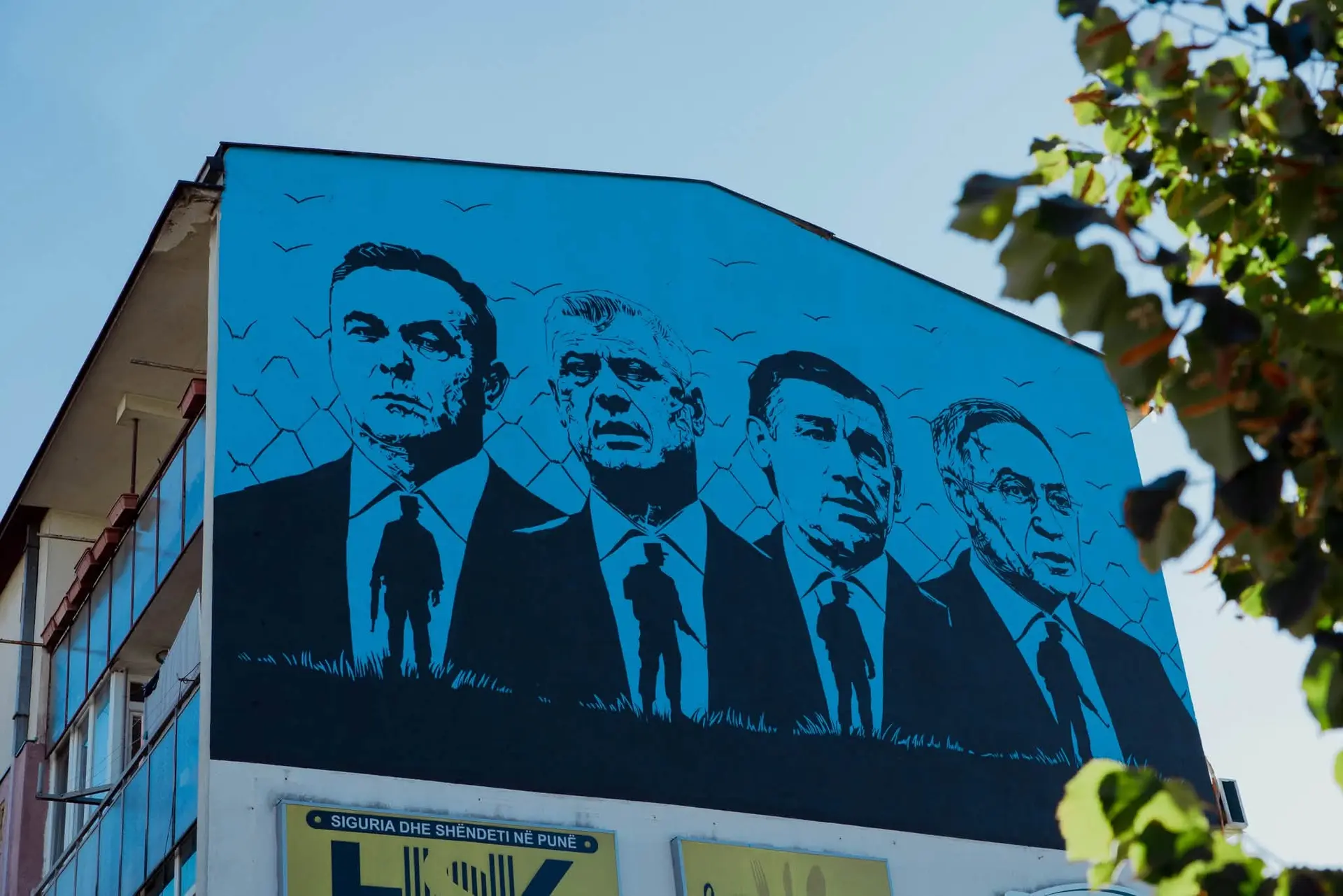 Endrit Thaçi poston muralin e katërshes së UÇK-së që u zbulua në Prishtinë